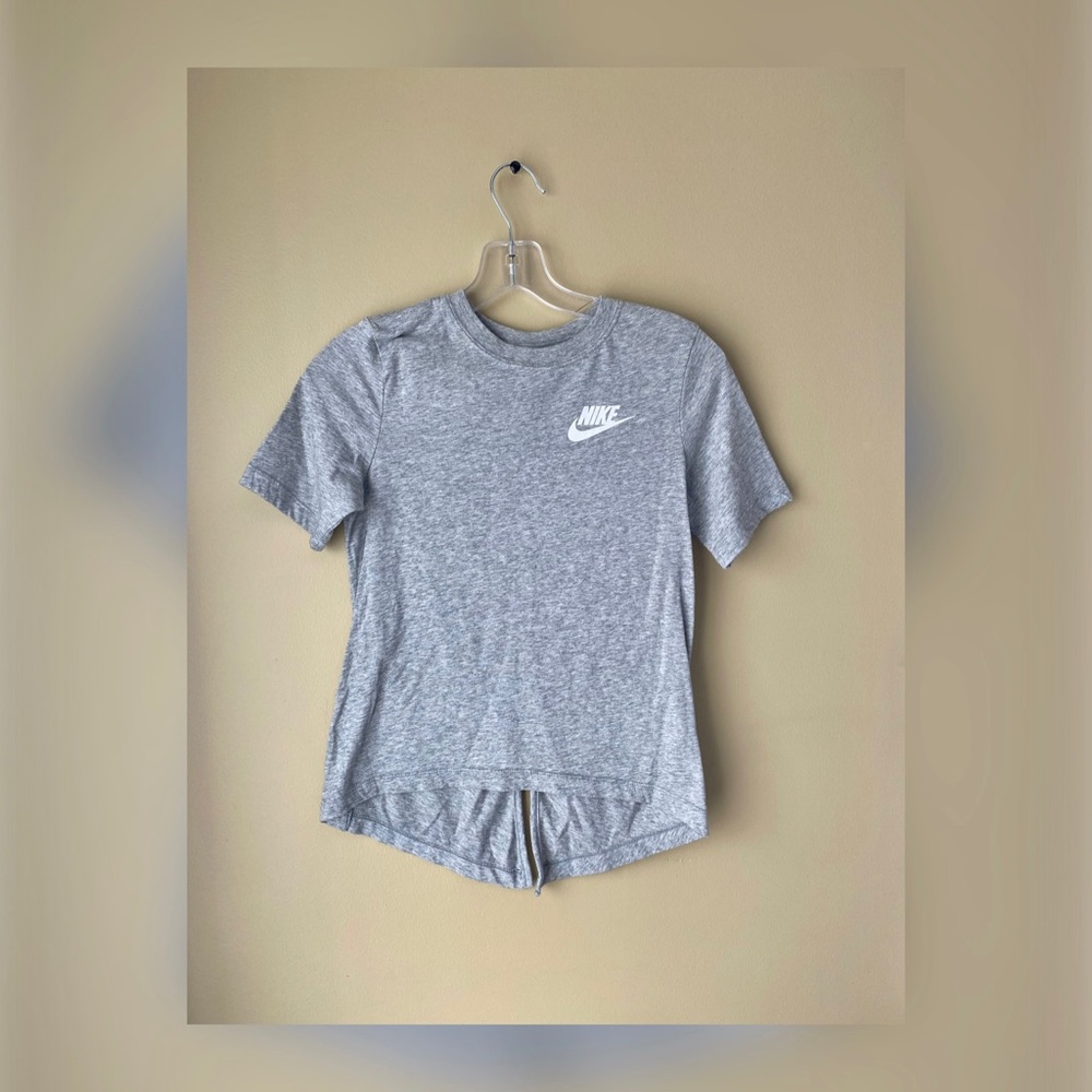 🔹ONLY WORN ONCE🔹 GIRLS/KIDS NIKE GRAY SHORT SLEEVE T-SHIRT - SIZE LARGE